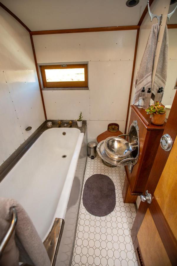 Villa The Red Caboose Train Carriage McGregor